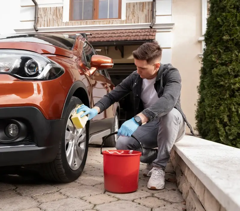 Lavage auto à domicile Échassières : professionnel intervenant sur un véhicule